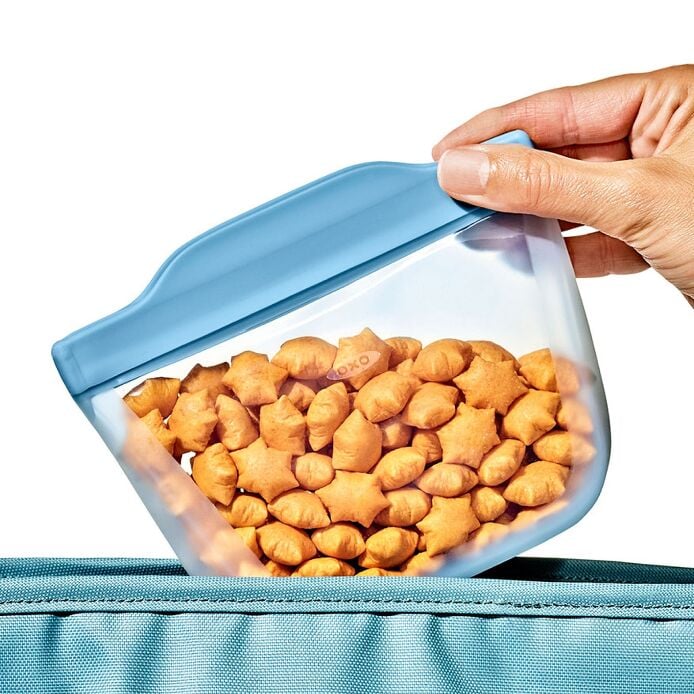 OXO Tot Bavaglini In Silicone Arrotolabili – 2 Pezzi, Grigio/Verde Acqua, Con Tasca E Collo In Tessuto, Dai 6 Mesi